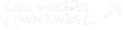 con mochila y pintalabios logo blanco